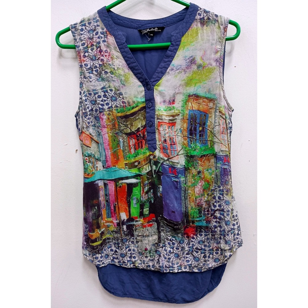 Charlie B Wearable Art Top Womens Small Blue Street Scene‎ Sleeveless Eclectic